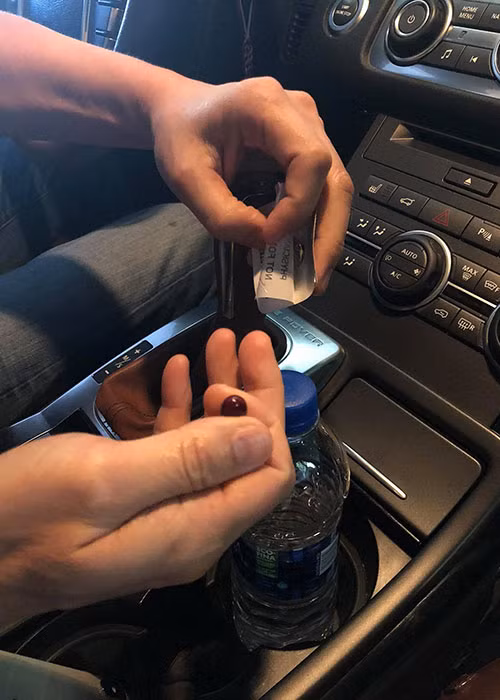 Ông xã Thanh Thảo lúc nào cũng mang vitamin bên người phòng trường hợp nữ ca sĩ quên uống.