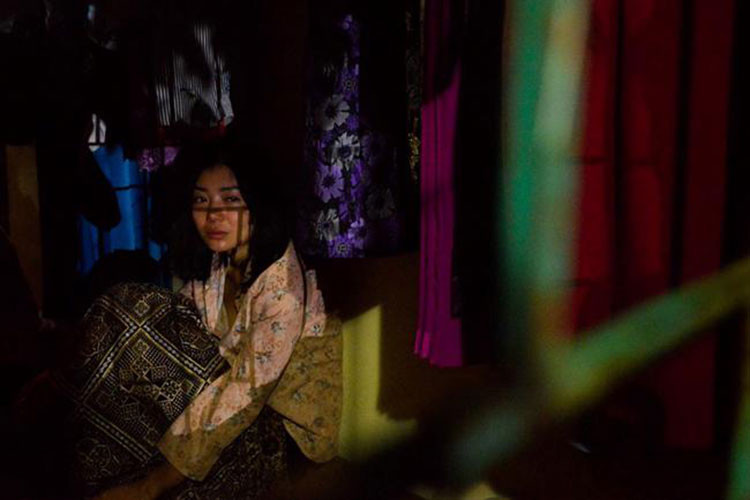 Trước phân cảnh bị cưỡng hiếp, Thanh Hương đã thực hiện không ít phân cảnh vào buổi sáng và chiều cùng ngày. Bởi vậy, việc diễn và quay trong 4 tiếng đồng hồ vào tối khiến chân tay cô càng thêm rã rời. Ảnh: Khampha