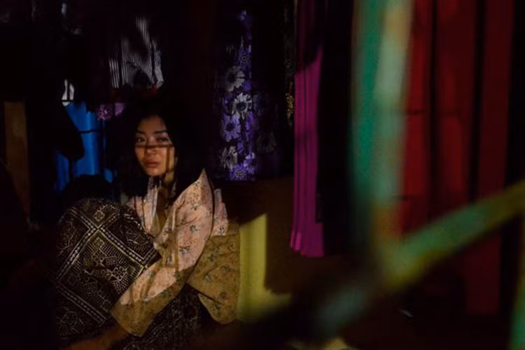 Trước phân cảnh bị cưỡng hiếp, Thanh Hương đã thực hiện không ít phân cảnh vào buổi sáng và chiều cùng ngày. Bởi vậy, việc diễn và quay trong 4 tiếng đồng hồ vào tối khiến chân tay cô càng thêm rã rời. Ảnh: Khampha