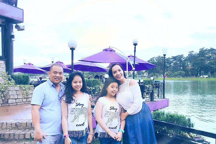 Vợ chồng sao Việt Thúy Hạnh - Minh Khang cùng con gái đi du lịch Đà Lạt.