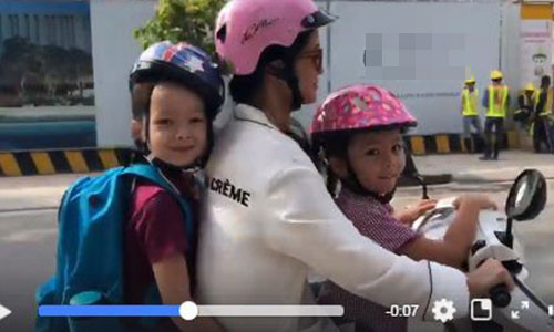 Hồng Nhung chở con đi học về bằng xe máy.