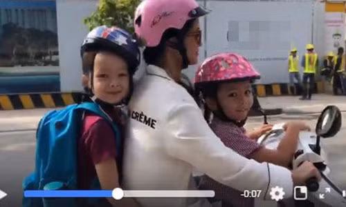 Hồng Nhung chở con đi học về bằng xe máy.
