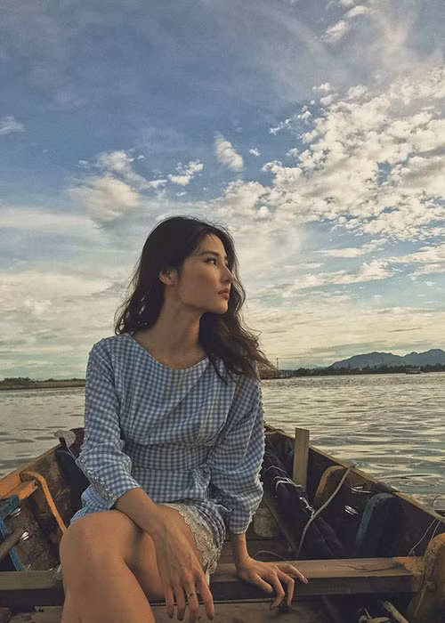 Diễm My tâm sự: “Có những ngày đẹp trời. Lòng không nhiều những gấp gáp, bất an. Bầu trời bình lặng, không khí bình lặng và lòng mình bình yên”.