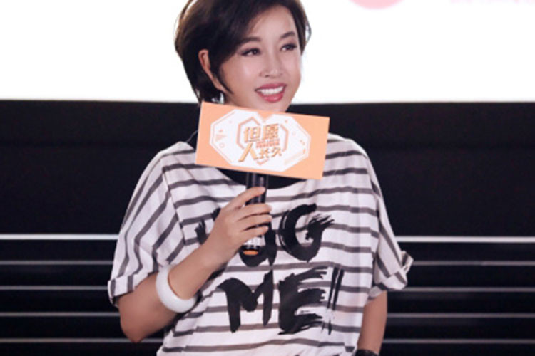 Nữ diễn viên phim "Võ Tắc Thiên" diện trang phục trẻ trung, để tóc ngắn.