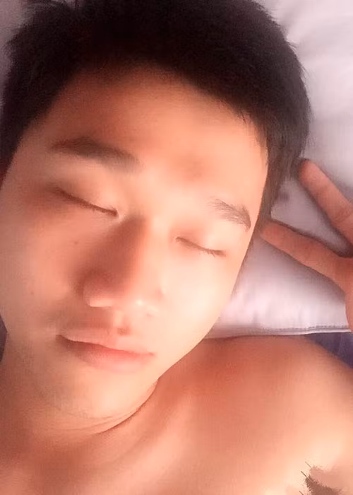 Đức "Cần trô" của "Ngày ấy mình đã yêu" có sở thích chụp ảnh selfie mọi lúc mọi nơi.