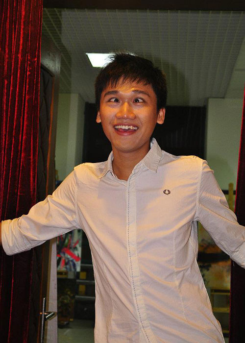 Làm mặt xấu, Xuân Nghị trông rất hài hước.