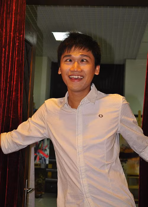 Làm mặt xấu, Xuân Nghị trông rất hài hước.