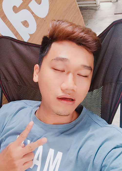 Không giống ai, Xuân Nghị vừa nhắm mắt vừa selfie.