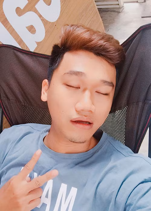 Không giống ai, Xuân Nghị vừa nhắm mắt vừa selfie.