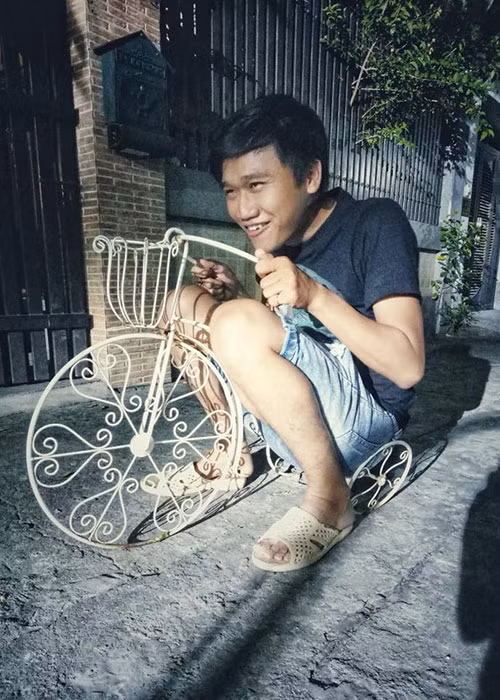  Đức "Cần trô" Xuân Nghị chỉ cần cất giọng chưa cần diễn đã khiến khán giả cười nghiêng ngả. Ngoài đời, nam diễn viên sinh năm 1990 cũng rất nhí nhảnh.