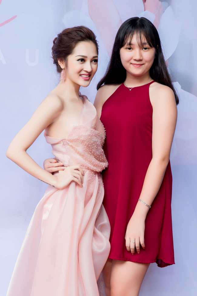 Trong ngày sinh nhật lần thứ 16 của em gái (ngày 3/6), Bảo Anh đã thu hút nhiều sự quan tâm từ khán giả khi chia sẻ hình ảnh em gái ruột đang sinh sống, học tập tại nước ngoài. Cô em gái của sao Việt này ít khi lộ diện.