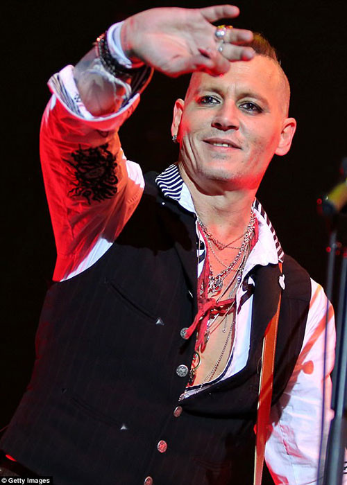 Hình ảnh Johnny Depp tươi tắn trong một buổi biểu diễn cùng ban nhạc vào ngày 28/5 vừa qua. Ảnh: DM