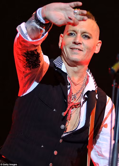 Hình ảnh Johnny Depp tươi tắn trong một buổi biểu diễn cùng ban nhạc vào ngày 28/5 vừa qua. Ảnh: DM