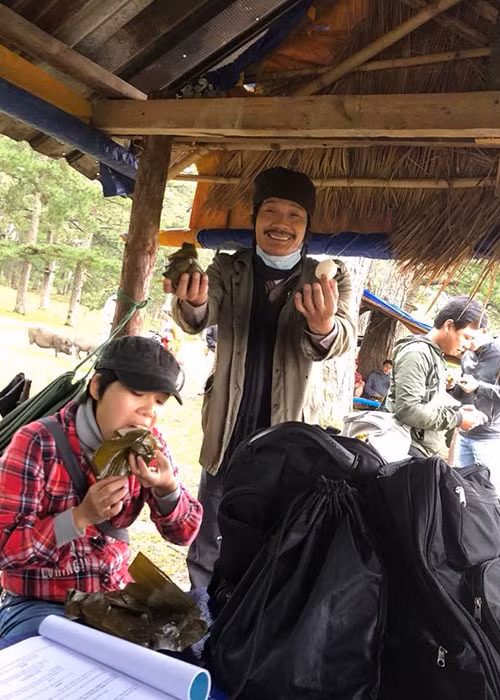 Nghệ sĩ Công Ninh vui vẻ nhận đồ ăn sáng trên phim trường.