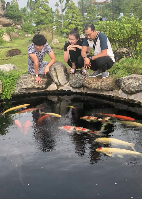 Kiều Minh Tuấn, Cát Phượng, vợ chồng Ái Châu - Huỳnh Đông đến thăm nhà thờ Tổ nghiệp của Hoài Linh.