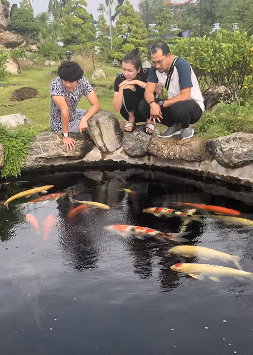 Kiều Minh Tuấn, Cát Phượng, vợ chồng Ái Châu - Huỳnh Đông đến thăm nhà thờ Tổ nghiệp của Hoài Linh.