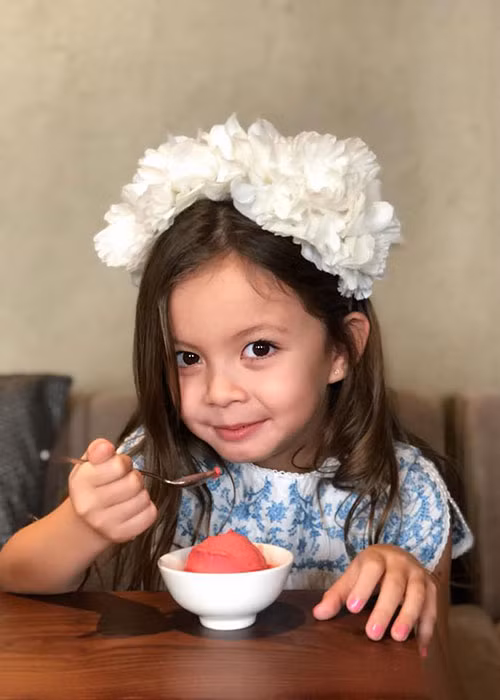 Đã lên 6 tuổi, con gái của Hồng Nhung càng lớn càng xinh xắn.