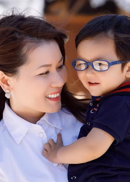 Con trai của Đan Trường tròn 16 tháng tuổi là một trong những tin tức sao Việt trong ngày 27/6.