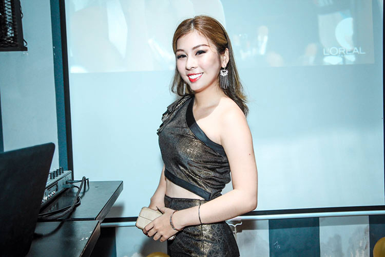 Hình ảnh Vân Anh gợi cảm khi làm MC một chương trình.