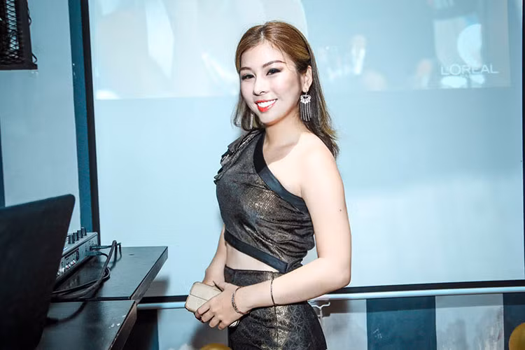 Hình ảnh Vân Anh gợi cảm khi làm MC một chương trình.