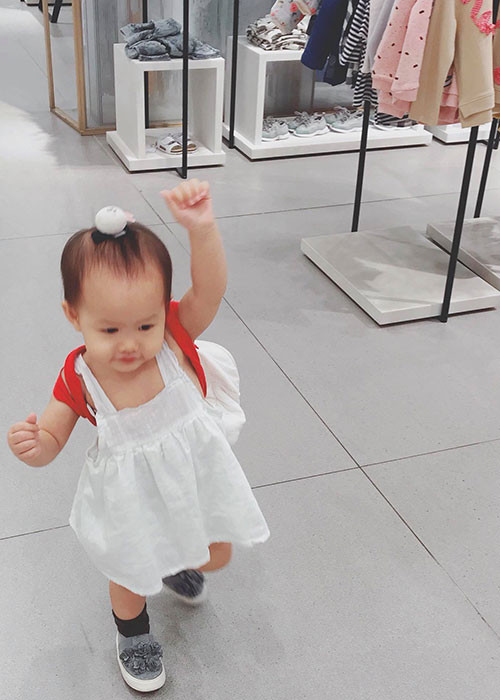 Đại gia Đức An còn dành thời gian dạy dỗ bé Bồ Câu trong những năm đầu đời. Khi rảnh rỗi, anh thường xuyên đọc sách cho con gái nghe.