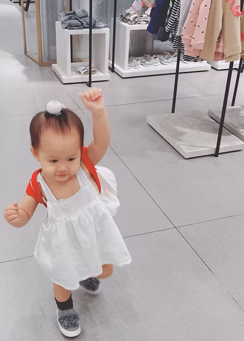 Đại gia Đức An còn dành thời gian dạy dỗ bé Bồ Câu trong những năm đầu đời. Khi rảnh rỗi, anh thường xuyên đọc sách cho con gái nghe.