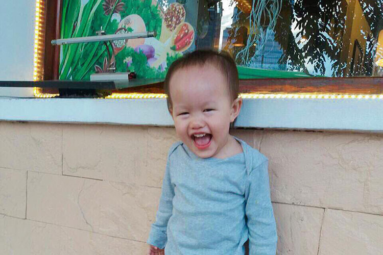 Con gái của cặp đôi sao Việt Phan Như Thảo - đại gia Đức An cười tít mắt.