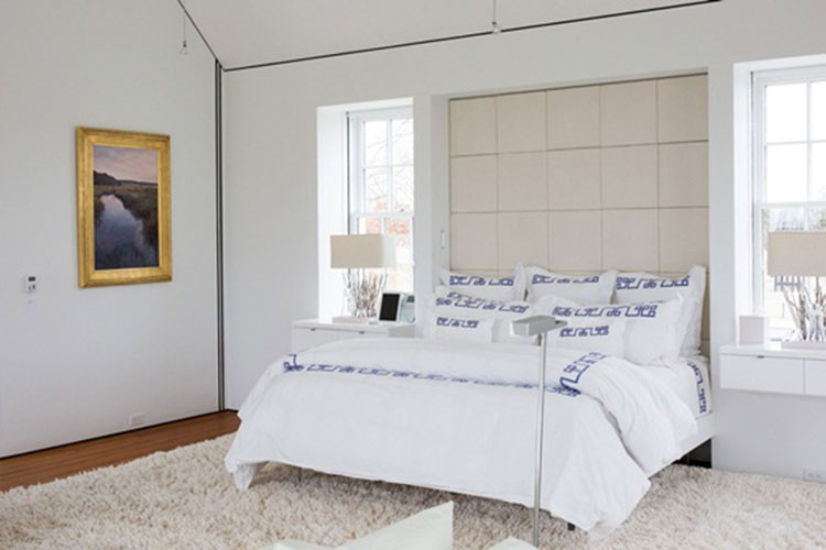 Khi nhìn từ bên ngoài, phong cách kiến trúc của chúng gợi đến kiểu cổ điển vùng New England ở đông bắc nước Mỹ.