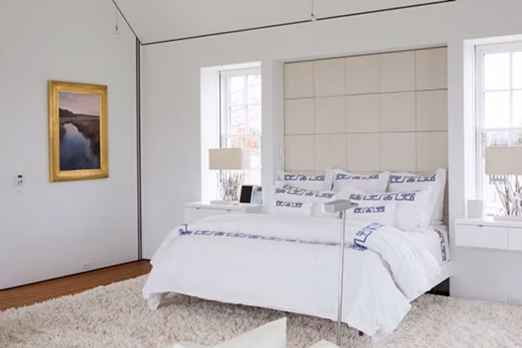 Khi nhìn từ bên ngoài, phong cách kiến trúc của chúng gợi đến kiểu cổ điển vùng New England ở đông bắc nước Mỹ.