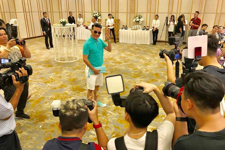 Đàm Vĩnh Hưng tham gia buổi họp báo ra mắt Gương mặt thân quen 2018. Năm nay, anh ngồi ghế nóng cùng 2 sao Việt: Kim Oanh và Quang Linh.