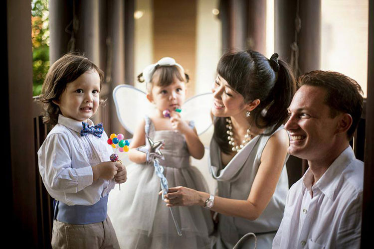 Trải qua một lần đò, Hồng Nhung tái hôn với doanh nhân người Mỹ Kevin. Năm 2012, cặp đôi đón cặp song sinh.