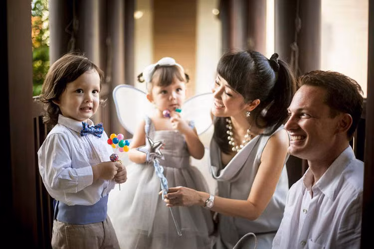 Trải qua một lần đò, Hồng Nhung tái hôn với doanh nhân người Mỹ Kevin. Năm 2012, cặp đôi đón cặp song sinh.