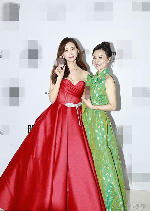 2 mỹ nhân không tuổi của làng giải trí Đài Loan đọ sắc tại sự kiện.