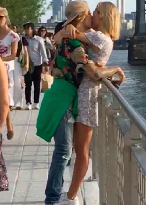 Không ngại đám đông, nam ca sĩ và bạn gái cũ hôn nhau đắm đuối. Ảnh: Dailymail