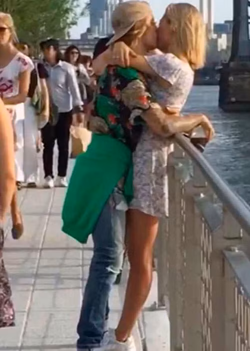 Không ngại đám đông, nam ca sĩ và bạn gái cũ hôn nhau đắm đuối. Ảnh: Dailymail