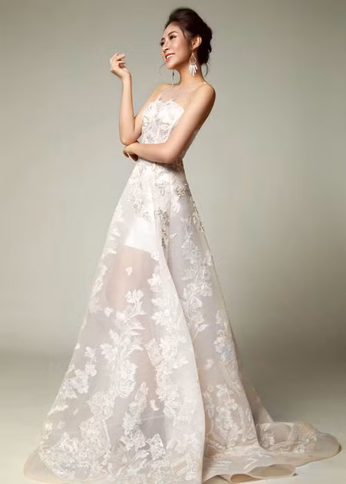 Người đẹp sinh năm 1995 không chỉ chăm chút làn da, vóc dáng mà còn cố gắng thay đổi phong cách thời trang từng bị chê quê mùa.