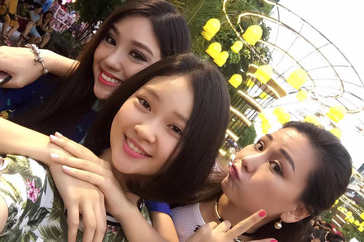 Khánh Linh rất thân thiết với hai chị gái. Ảnh: FBNV