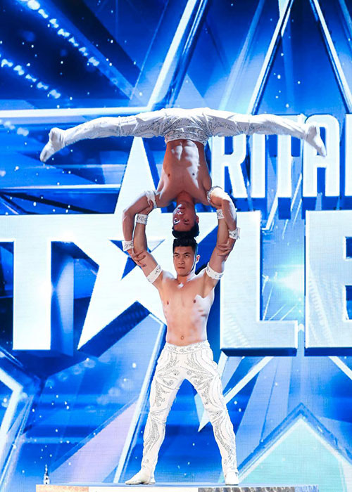 Trước đó, Quốc Nghiệp cho hay anh đến bệnh viện kiểm tra cổ và bác sĩ khuyên ngừng sự nghiệp trình diễn, lần tới nếu ngã, anh sẽ bị gãy cổ. Mặc dù vậy, Quốc Nghiệp vẫn chọn nghiệp diễn. Ảnh: FBNV