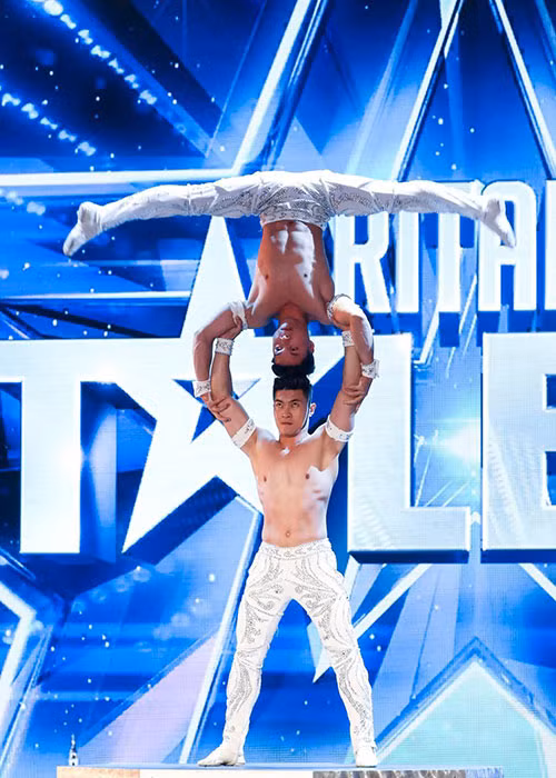 Trước đó, Quốc Nghiệp cho hay anh đến bệnh viện kiểm tra cổ và bác sĩ khuyên ngừng sự nghiệp trình diễn, lần tới nếu ngã, anh sẽ bị gãy cổ. Mặc dù vậy, Quốc Nghiệp vẫn chọn nghiệp diễn. Ảnh: FBNV