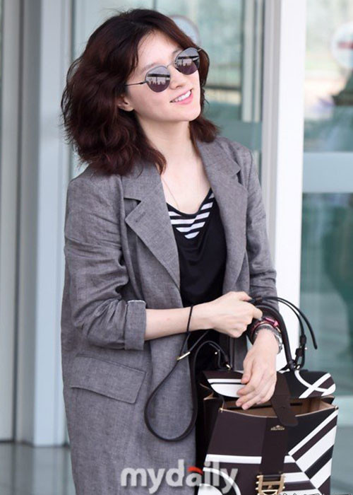 Hình ảnh Lee Young Ae tươi rói trước báo chí, truyền thông. Ảnh: Mydaily