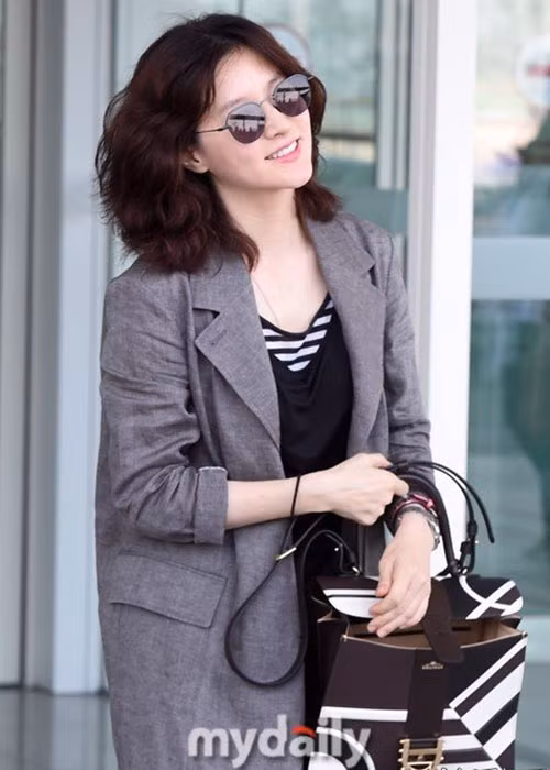 Hình ảnh Lee Young Ae tươi rói trước báo chí, truyền thông. Ảnh: Mydaily