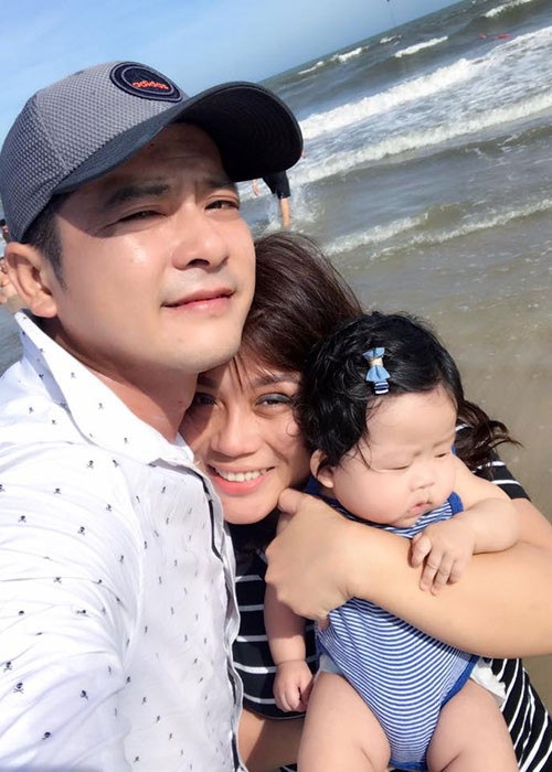 Từng gây ồn nào khi lấy vợ kém sắc, nam diễn viên phim “Gạo nếp gạo tẻ” hiện có tổ ấm hạnh phúc.