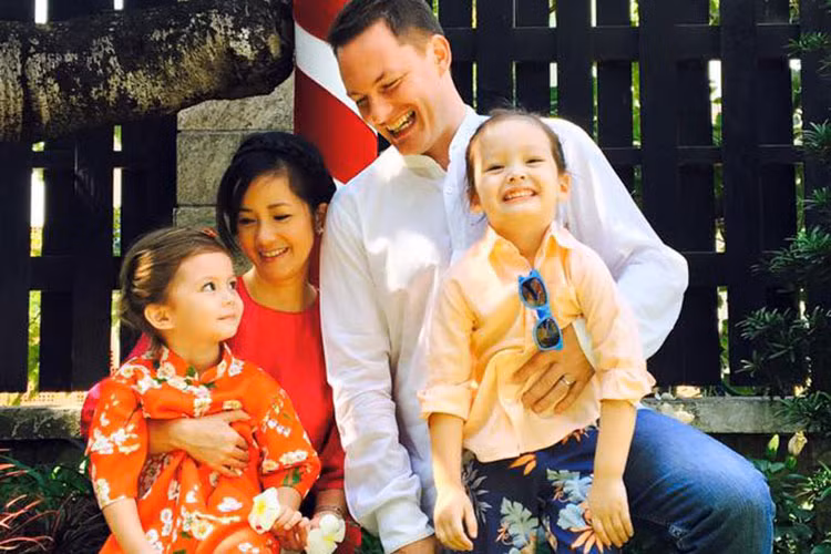 Kém Hồng Nhung 3 tuổi nhưng Kevin rất chững chạc, trưởng thành. Vẻ hiền lành và tri thức của anh cũng chinh phục được Hồng Nhung.