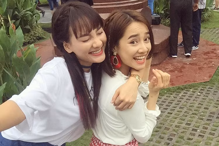 Trong "Ngày ấy mình đã yêu", Bảo Thanh và Nhã Phương đóng vai đôi bạn thân cùng làm công việc thiết kế. Ảnh: FBNV