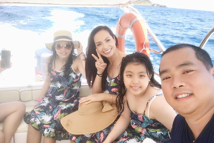 Vợ chồng Thúy Hạnh - Minh Khang đưa hai con gái đi chơi.