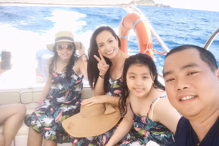 Vợ chồng Thúy Hạnh - Minh Khang đưa hai con gái đi chơi.