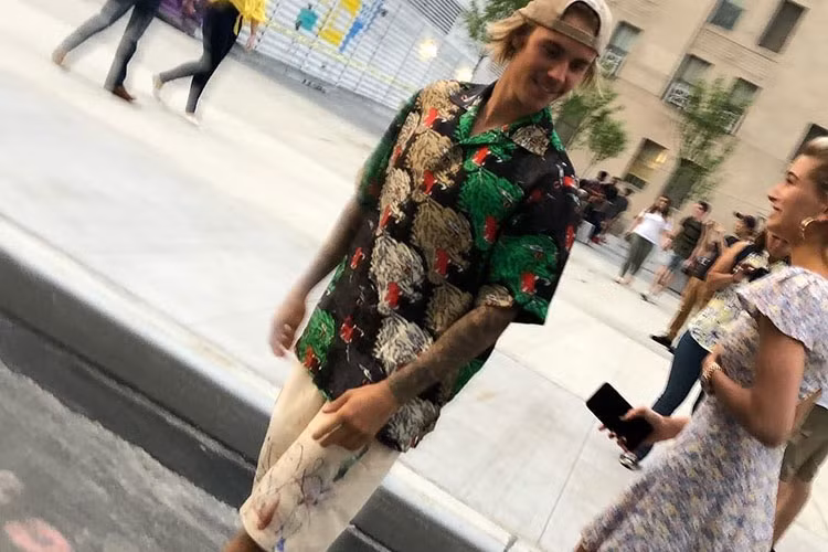 Giọng ca "Baby" hiện nối lại tình xưa với bạn gái cũ. Ảnh: Twitter