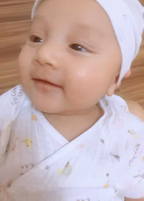 Nhật Thủy chia sẻ hình ảnh con trai đầu lòng được hơn một tháng tuổi.