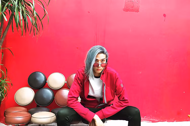 Ngoài làm người mẫu, Mid Nguyễn hiện là một chuyên gia trang điểm. Trước đây, anh còn làm nhiều công việc khác.