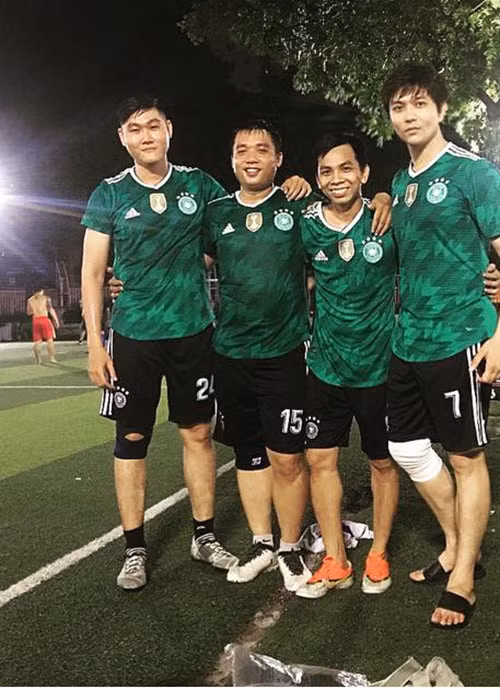 Dù chưa khỏi bong gân chân, Tim vẫn đi đá bóng.